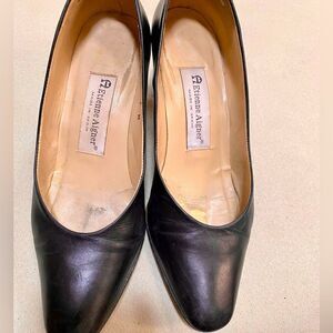 Nice black heels by Etienne Aigner in size 7